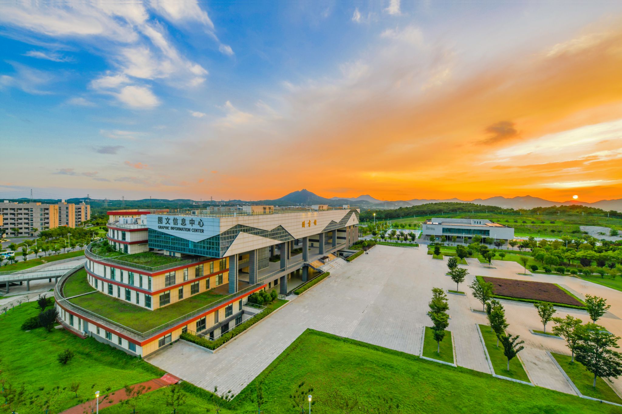 京江学院夕阳（文新楼楼顶）