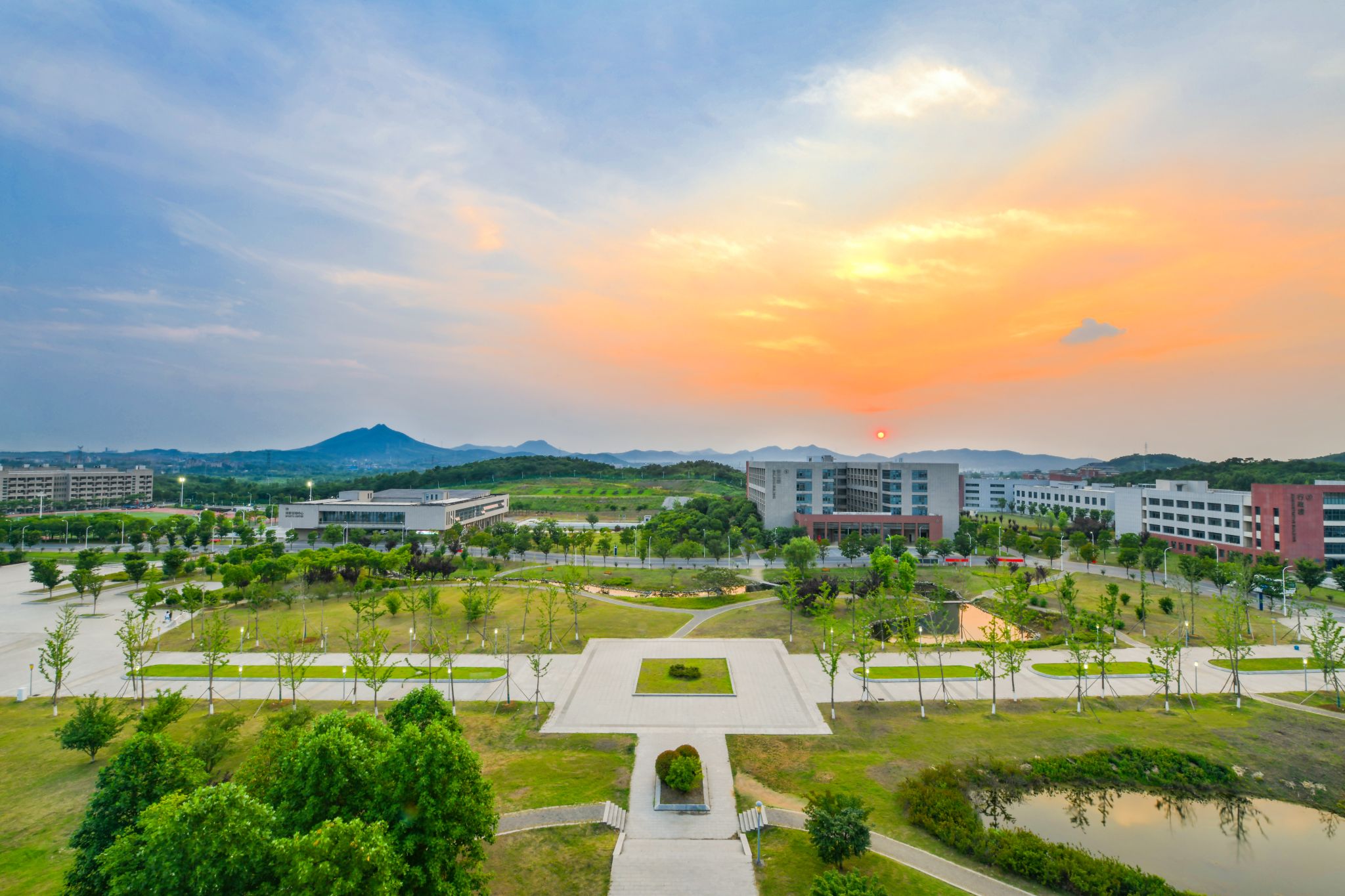 京江学院夕阳（躬行楼楼顶）