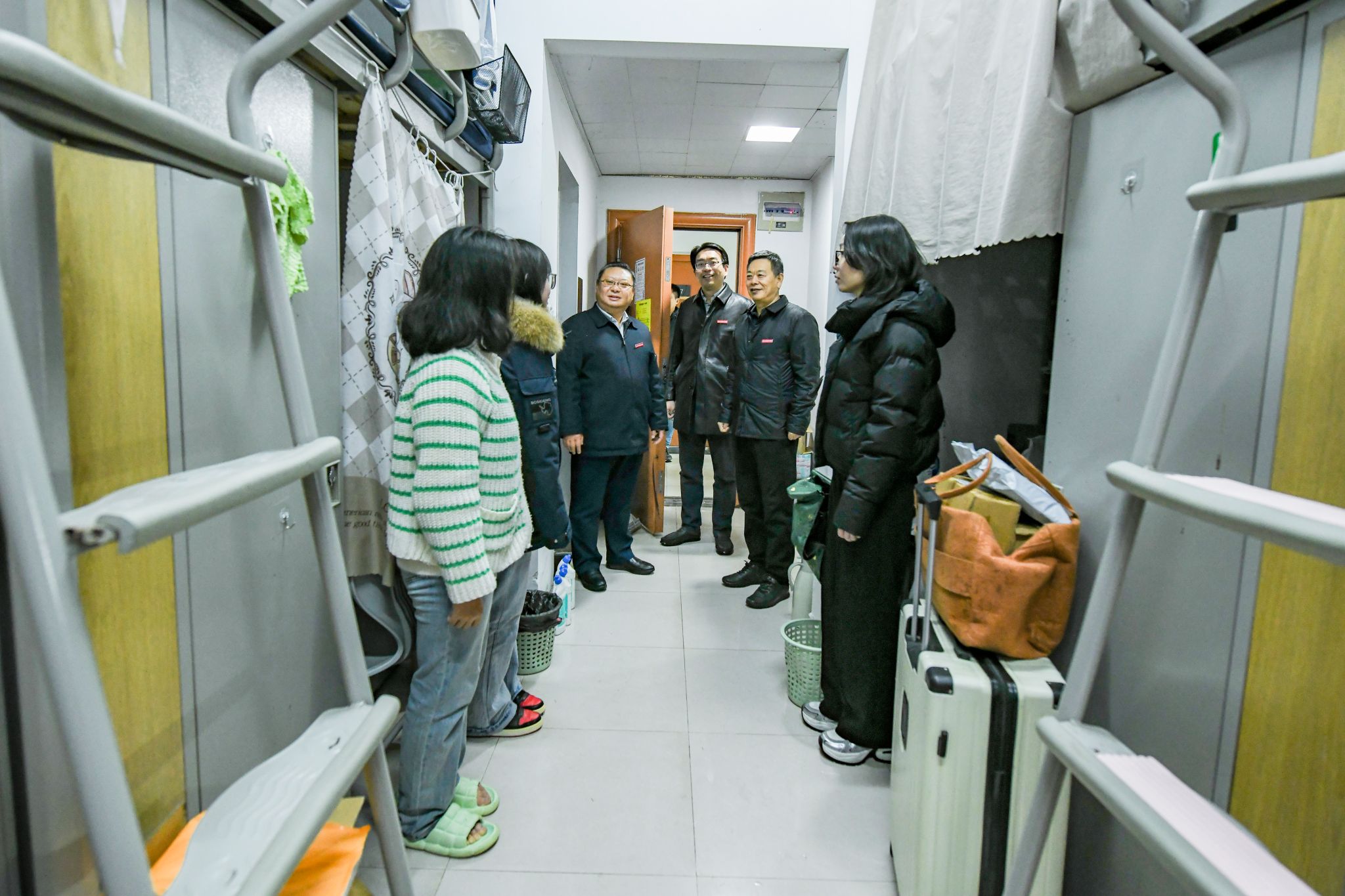 京江学院领导看望新学期返校学生