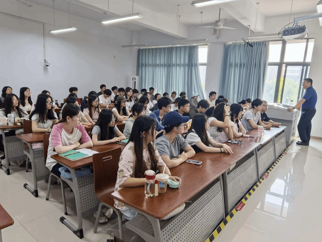 财经学院开展“企业家进课堂”活动，构建产教深度融合新格局