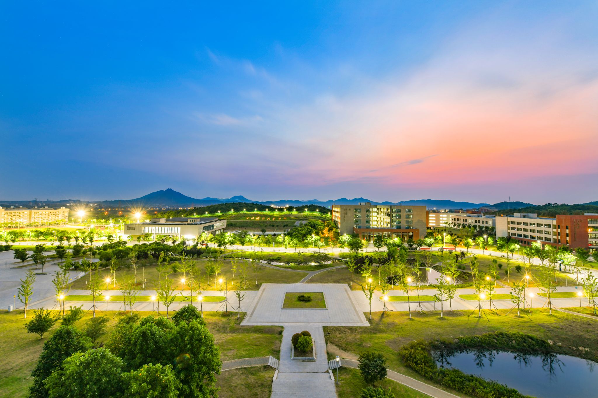 京江学院夜景（躬行楼楼顶）