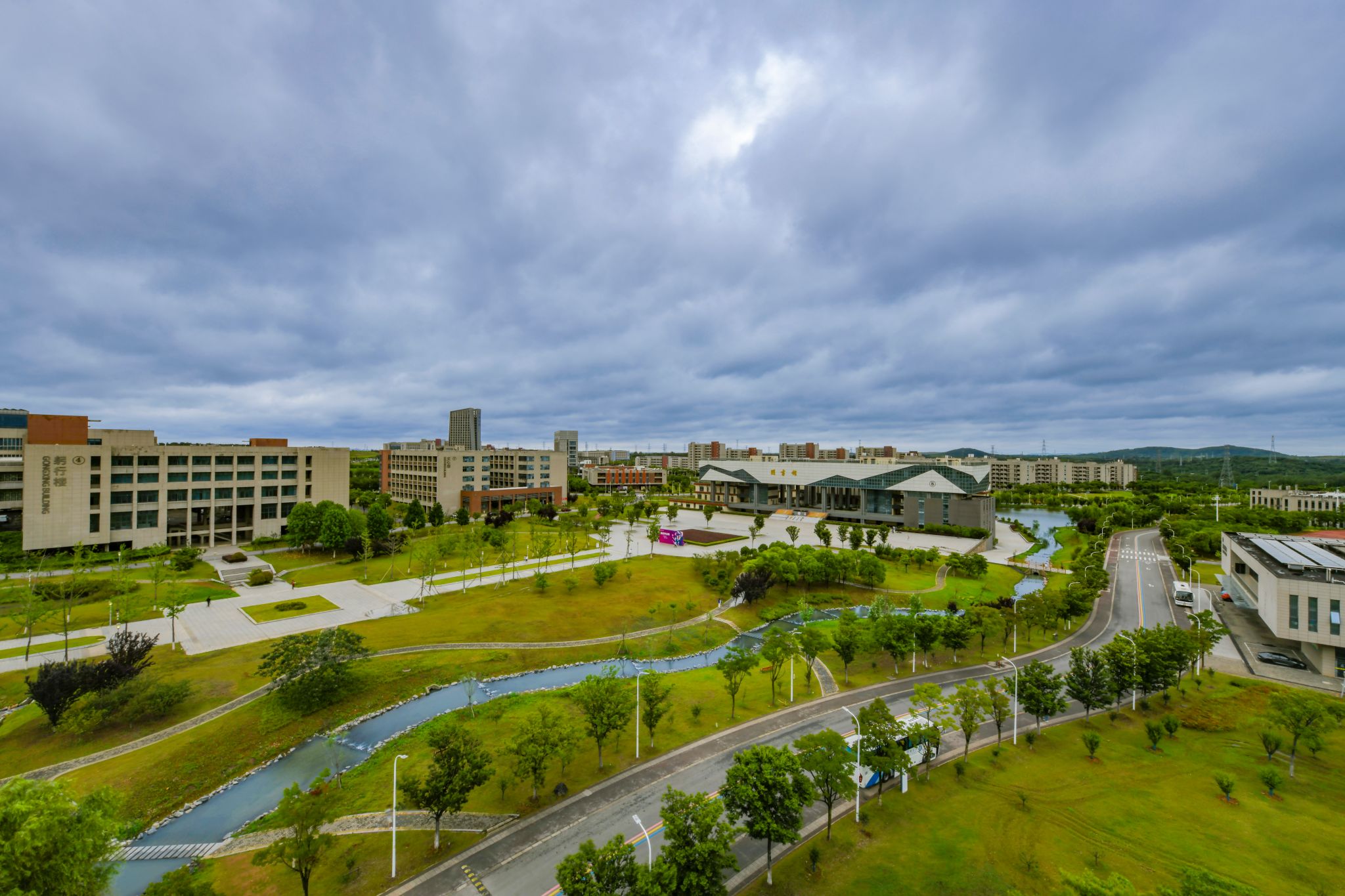 京江学院雨景