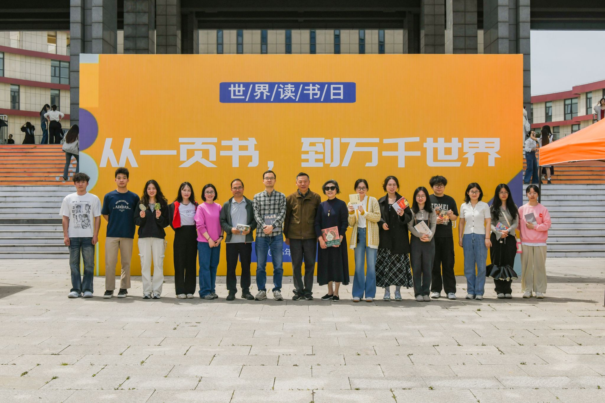 交汇点新闻：从一页书，到万千世界 江苏大学京江学院图书馆举办读书月主题书展活动