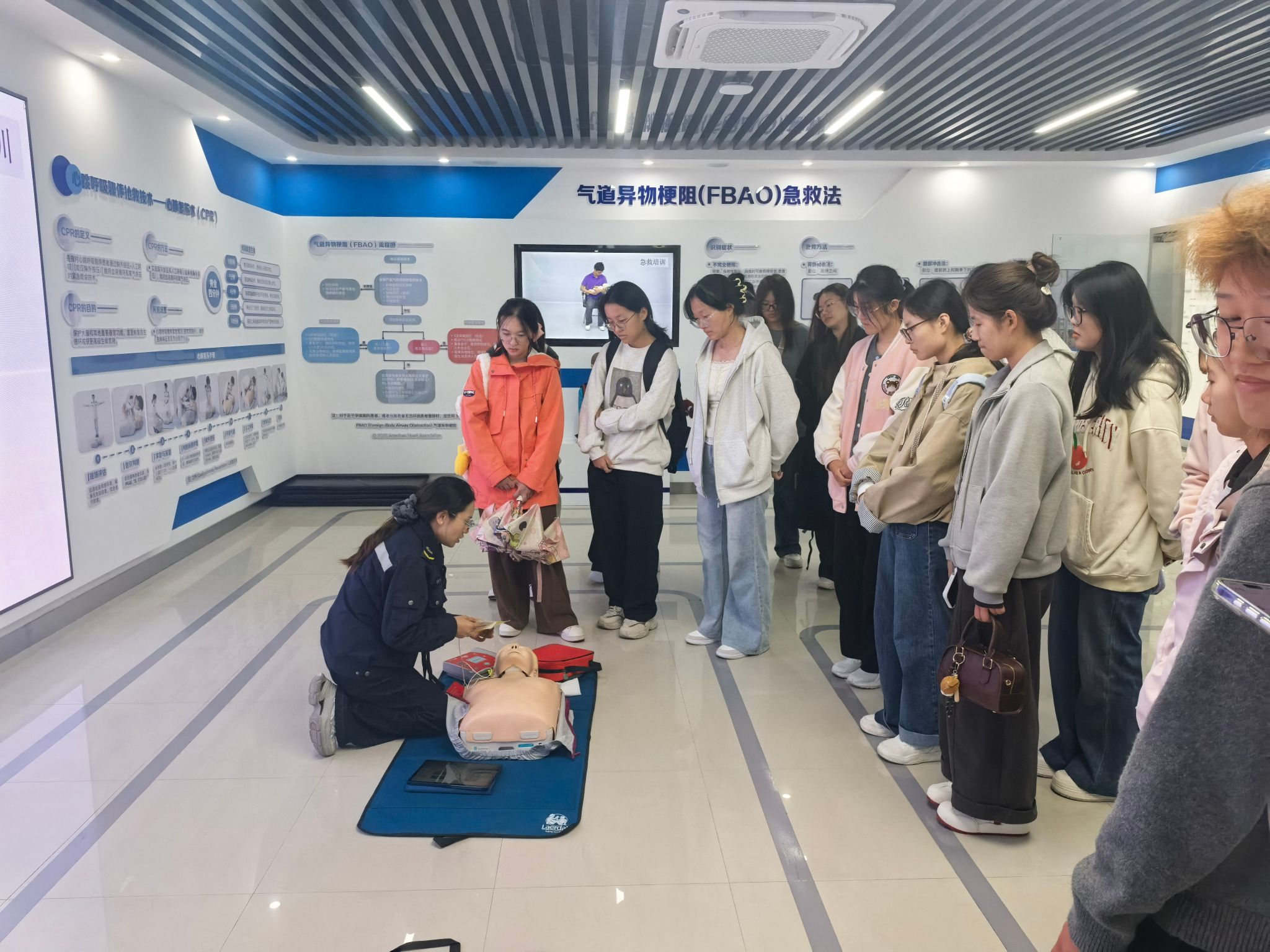 京江学院学生走进镇江急救科教体验馆开展研学活动