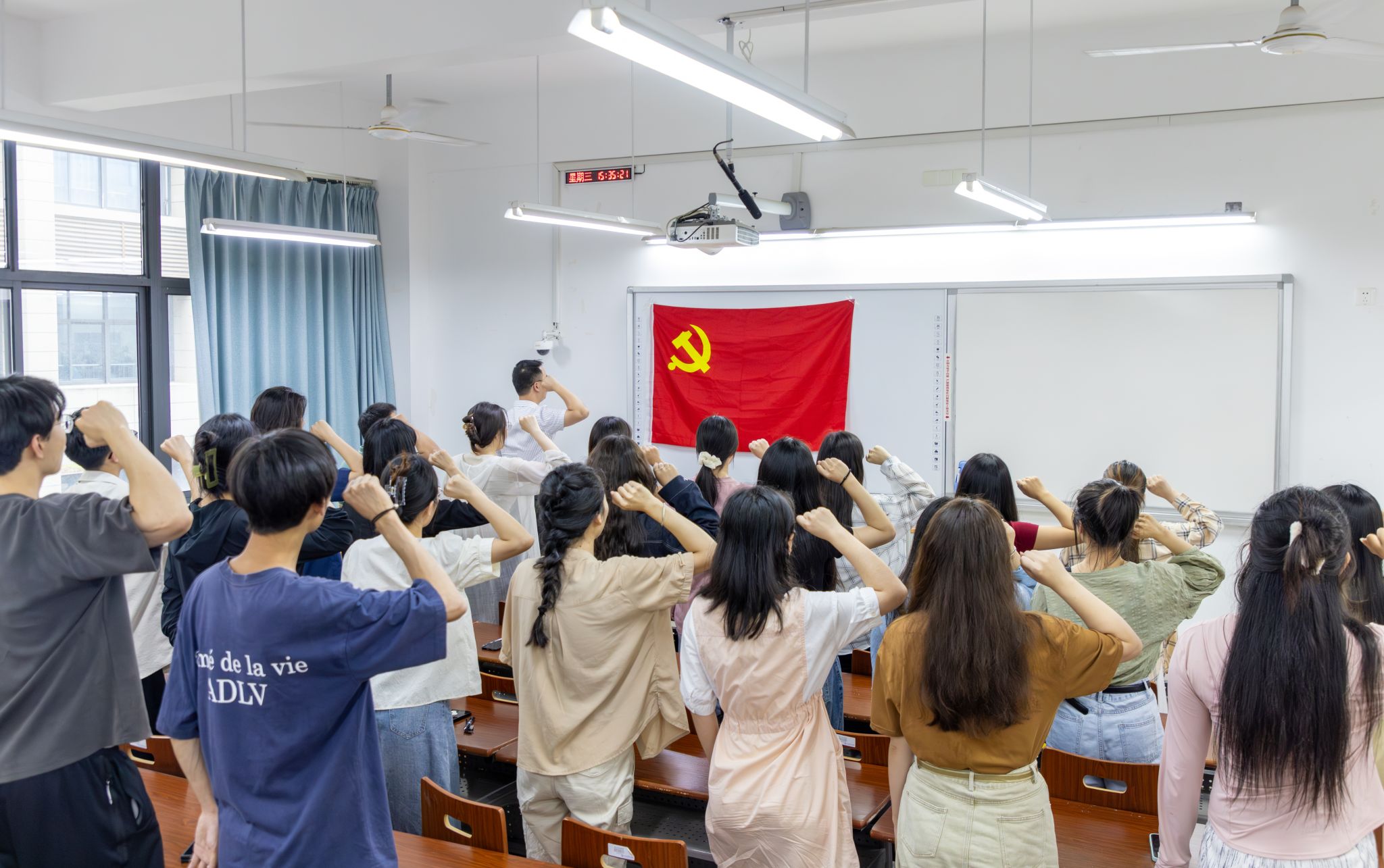 财经学院举办党员先锋队优秀毕业生党员重温入党誓词活动