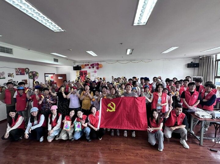 交汇点新闻：爱心传递六载 情暖托养中心——江苏大学京江学院师生党员慰问残障人士