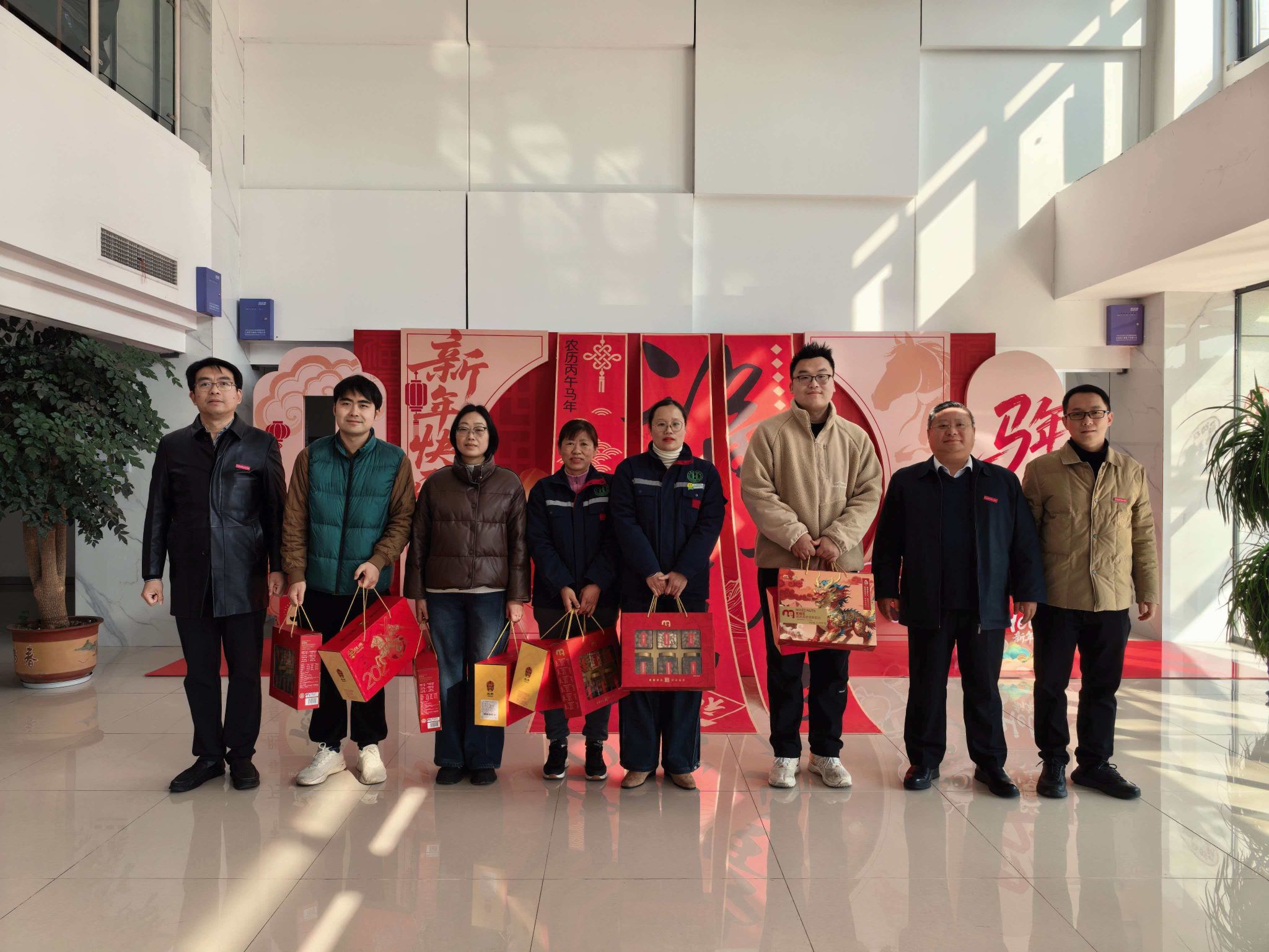 京江学院领导慰问春节期间在岗工作人员